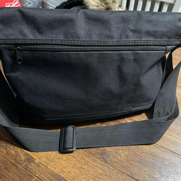 Taylor Swift 1989 World Tour Black Messenger Bag - Picture 3 of 3